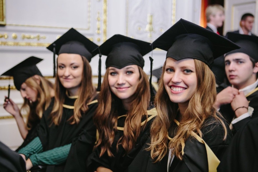 Отзывы где можно. University of London ВШЭ. Лондонский университет выпускники. Выпускной магистратуры МИЭФ. Выпускники лондонской школы экономики.